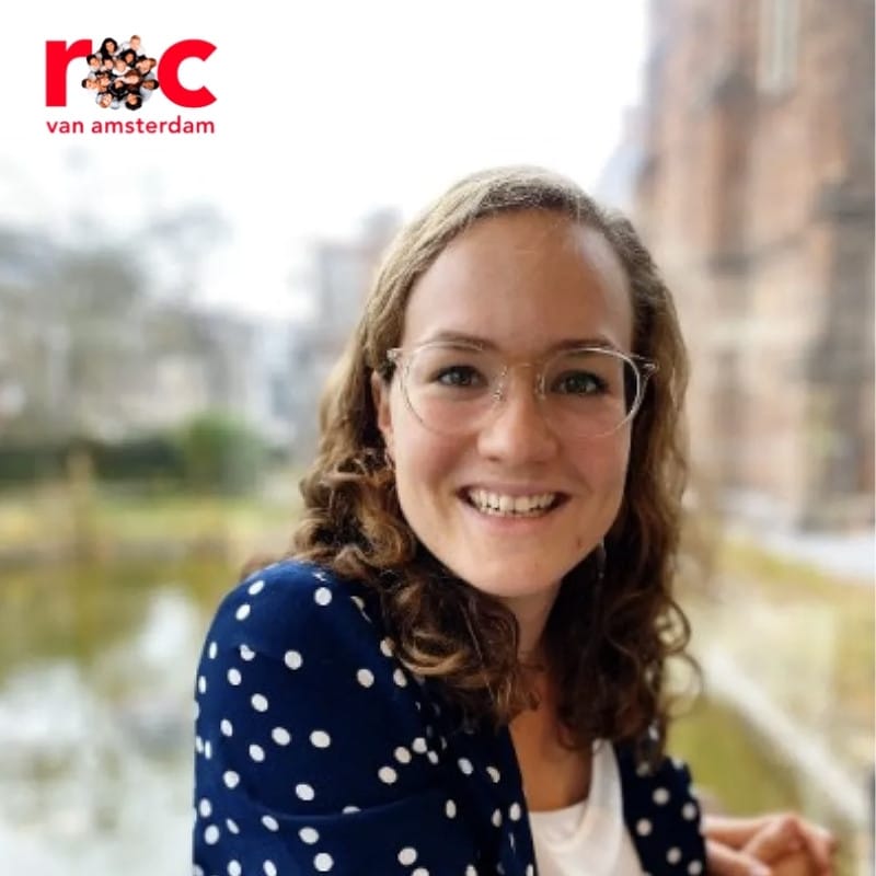 Portret van Anne Hoesbergen, onderwijskundige bij ROC van Amsterdam, met op de achtergrond een schoolgebouw en het logo van ROC in beeld